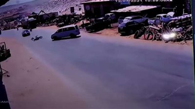 مقطع فيديو يوثق حادث تصادم مروع تسبب في وفاة شاب