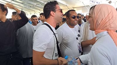 انتخابات الزمالك.. أحمد الأحمر يدعم شقيقته من داخل مقر الانتخابات