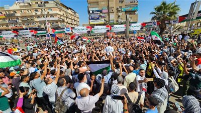 بالصور.. شاهد هتافات المواطنين لدعم القضية الفلسطينية بأكتوبر