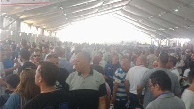 شاهد|مرشح قائمة حسين لبيب يوزع هدايا للأعضاء