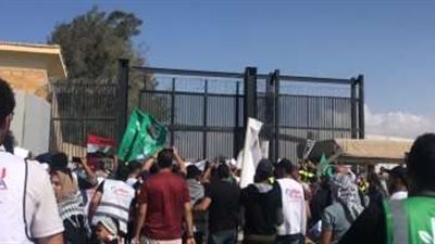 هتافات الشباب تتعالى أمام معبر رفح مطالبين بفتحه