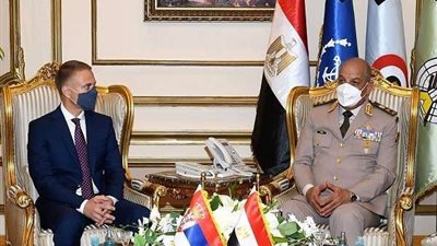 وزير الدفاع يلتقي نظيره الصربي ويوقعان بروتوكول تعاون عسكري
