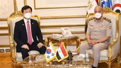 وزير الدفاع يوقع بروتوكول تعاون عسكري مع نظيرة الصربي