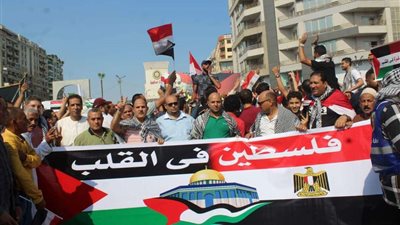 مع استمرار التظاهرات.. مصادر تنفي تعرض معبر رفح لقصف إسرائيلي