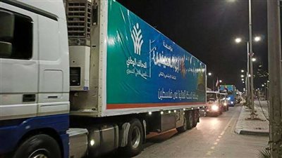 شاحنات المساعدات الإغاثية تستعد للمرور من معبر رفح لقطاع غزة