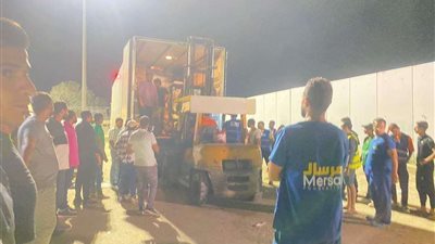 شاحنات المساعدات الإغاثية تستعد للمرور إلى قطاع غزة