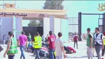 المشاركون في نقل المساعدات الإنسانية يسجدون شكرا لله لبدء دخول الشحنات