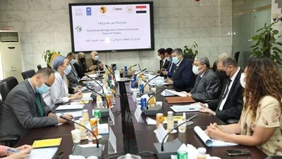 محافظ المنيا يشارك في اجتماع لجنة تسيير المرحلة الثالثة من إدارة المخلفات الصلبة