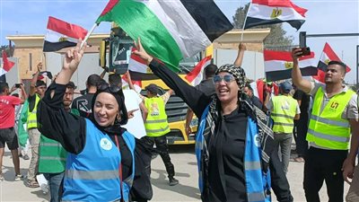 بالصور.. فرحة شباب المتطوعين في محيط معبر رفح بعودة شاحنات المساعدات من غزة