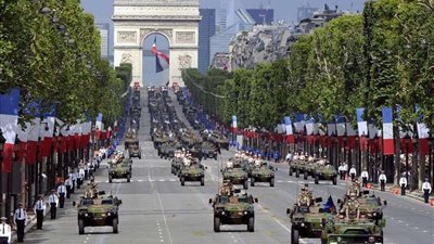 فرنسا تحتفل بيوم الباستيل بعرض عسكري تقليدي