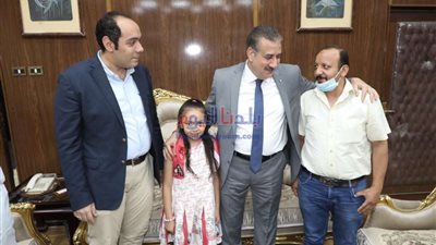في لفتة إنسانية.. محافظ المنوفية يستقبل صاحب واقعة 
