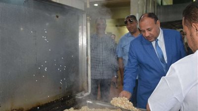 نائب رئيس جامعة الأزهر بأسيوط يتفقد المطبخ المركزي بالمدينة الجامعية