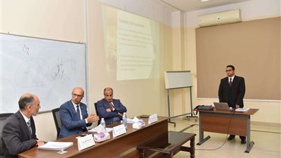 رئيس جامعة أسيوط يناقش رسالة دكتوراة بمستشفى القلب الجامعي