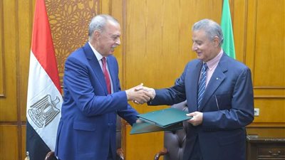 محافظ القليوبية يوقع بروتوكول تعاون مشترك مع أمين مكتبات مصر العامة لإنشاء فرع للمكتبة بشبرا الخيمة | صور