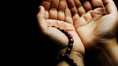 مفتي الجمهورية يوضح حكم رفع اليدين إلى السماء أثناء الدعاء