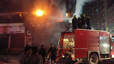 انتداب المعمل الجنائي لرفع الأدلة من موقع حريق عقار الطالبية