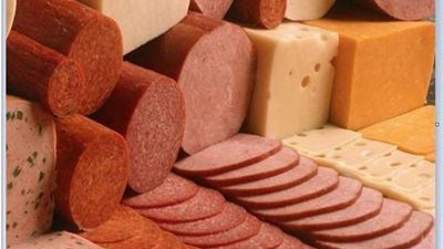 ضبط 3 أطنان لانشون فاسدة داخل ثلاجة بالقليوبية