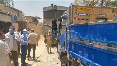 وزير النقل يحرر محضر لعربة نقل تسير على السكة الحديد