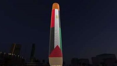 إضاءة البرج الأيقونى في العاصمة الإدارية بعلمي فلسطين ومصر