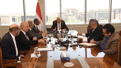 وزير الإسكان يتابع مشروع تطوير الصرف الصحي بمنطقة المقطم