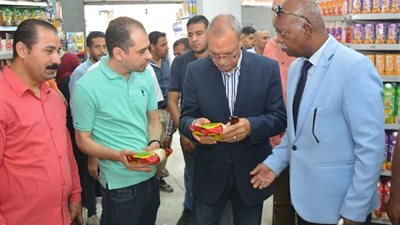 محافظ القليوبية يتفقد منافذ مبادرة تخفيض أسعار السلع الأساسية بالخانكة | صور