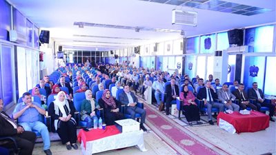 رئيس جامعة سوهاج يكرم مدير الأمن الجامعي لبلوغه السن القانونية للتقاعد