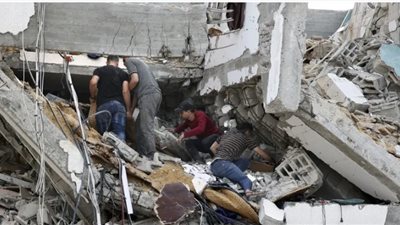 مشهد مأساوي.. طفلة فلسطينية تحت الأنقاض: 