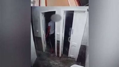 «داخل الحمام».. موظف يعتدي على طفل يتيم من ذوي الإعاقة (فيديو)