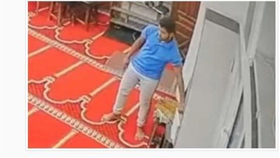 كاميرات المراقبة ترصد شابًا يسرق صندوق تبرعات مسجد بشبرا الخيمة