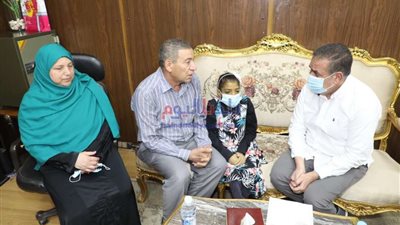 محافظ المنوفية يلتقي إحدى الحالات الإنسانية ويوجه بتوفير الرعاية الطبية لها