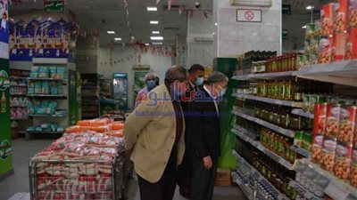 محافظ المنيا يطمئن على توافر السلع بفرع الشركة المصرية لتجارة الجملة