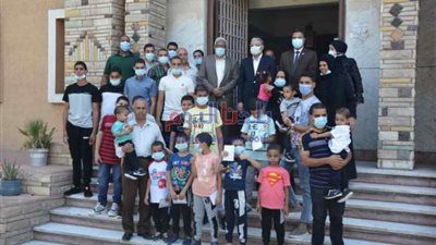 محافظ المنيا يهنئ أطفال مؤسستي البنين والبنات بمناسبة عيد الأضحى المبارك