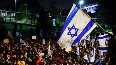 شاهد| أسر الإسرائيليين المحتجزين فى غزة يتظاهرون أمام سفارة مصر بتل أبيب