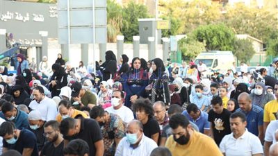 المواطنون يؤدون صلاة عيد الأضحى  بمسجد أبو بكر الصديق بشيراتون.. صور