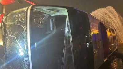 بالصور.. كيف تسبب انقلاب أتوبيس في نافورة مياه بحي شبرا