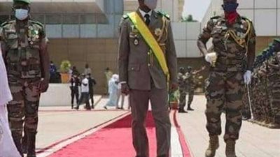 هجوم بالسكين على رئيس دولة مؤقت أثناء صلاة العيد