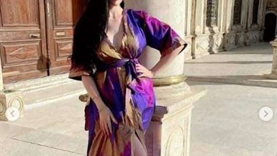 راقصة تثير الجدل بملابس مكشوفة أمام مسجد محمد علي