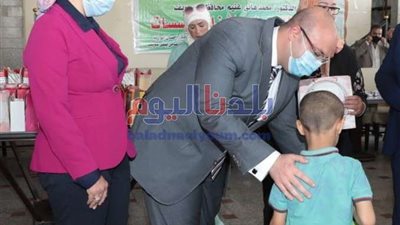 محافظ بني سويف يتناول الإفطار مع الأطفال الأيتام في أول أيام عيد الأضحى