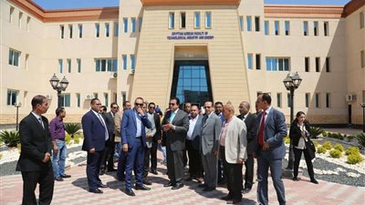 بالصور | وزير التعليم العالي يستعرض تقريرًا حول أنشطة جامعة بني سويف التكنولوجية