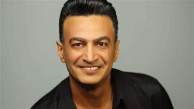 متأثراً بوفاة والدته.. انهيار نجل سمسم شهاب في عزاء والدته