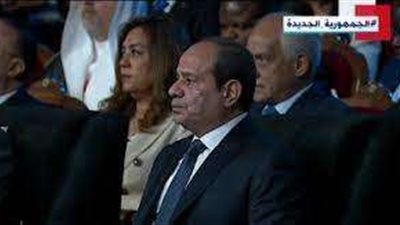 الرئيس السيسي يشاهد فيلما تسجيليا عن دعم وتطوير الصناعة في مصر