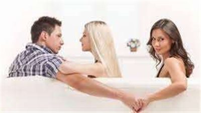 زوجة أمام محكمة الأسرة.. «قفشته على سرير أعز صديقاتي بعد ما رضيت بخيبته»