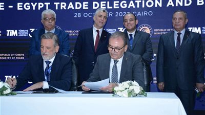 وزير الصناعة يشهد توقيع تعاون بين غرفة الملابس واتحاد الغرف التجارية التركية