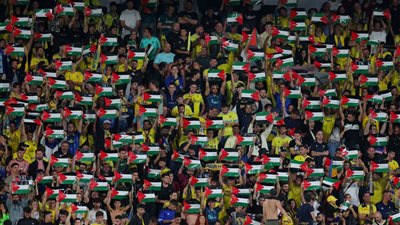 جماهير قادش تتضامن مع الشعب الفلسطيني أثناء مباراة إشبيلية