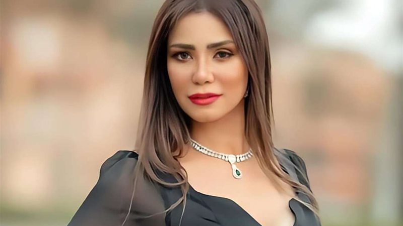 الفنانة إيناس عز