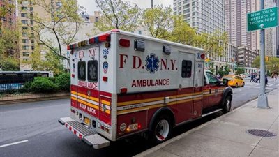 سرقة سيارة إسعاف على يد مسلح.. وسارقها يكتشف مفاجأة بداخلها