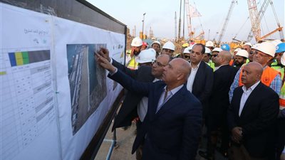 وزير النقل يتفقد معدلات تنفيذ المشروعات الجاري تنفيذها بميناء دمياط البحري