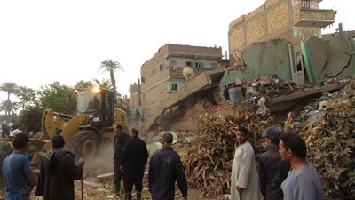 مدير أمن سوهاج يوجه بتكثيف الجهود لانتشال جثمان طفل من أسفل المنزل المنهار