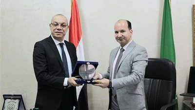 وكيل «صحة القليوبية» يكرم كبير أخصائيّ الطب البشري