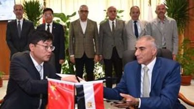 وزير الإسكان يوقع عقد تنفيذ بحيرات العلمين كريستال لاجون